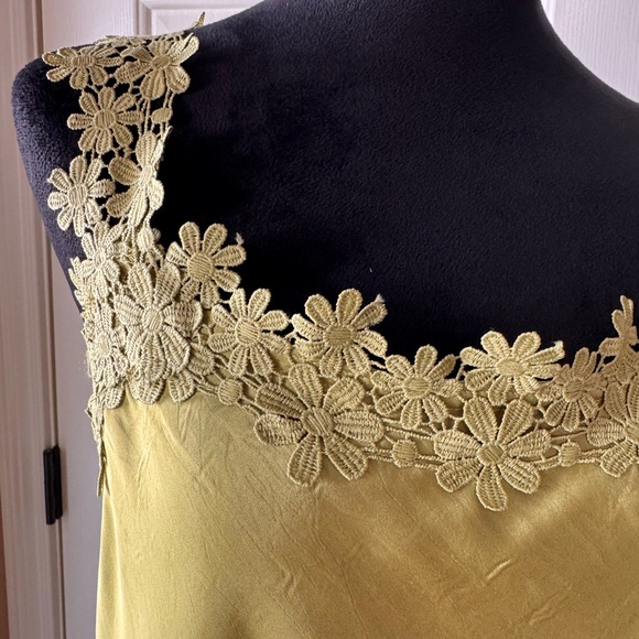 Blue Tassel sold by Anthropologie- Sleeveless Floral Laced Top-size large NWT - Picture 5 of 14